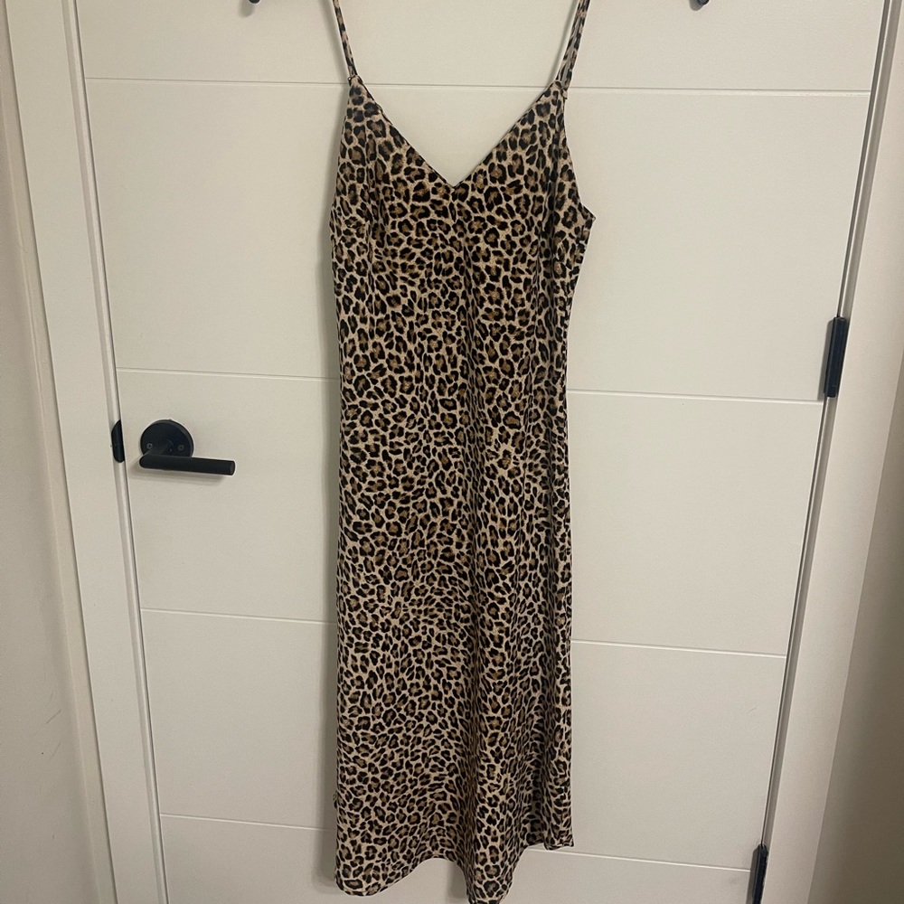 Vestique Leopard Print MIDI Dress